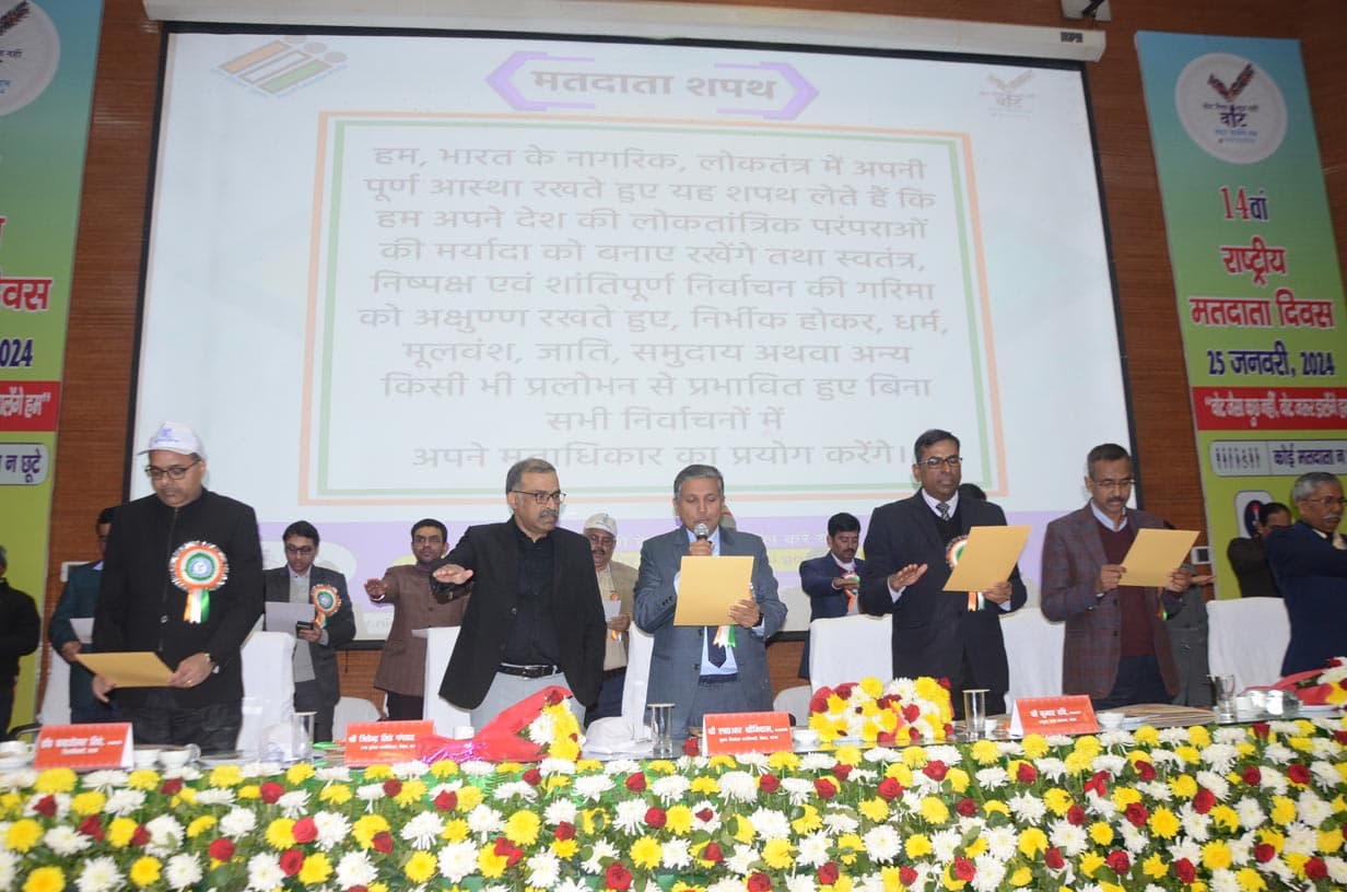 केके पाठक से भिड़ने वाले डॉ चंद्रशेखर सिंह समेत तीन डीएम को मिला पुरस्कार, 60 अधिकारी किए गए सम्मानित