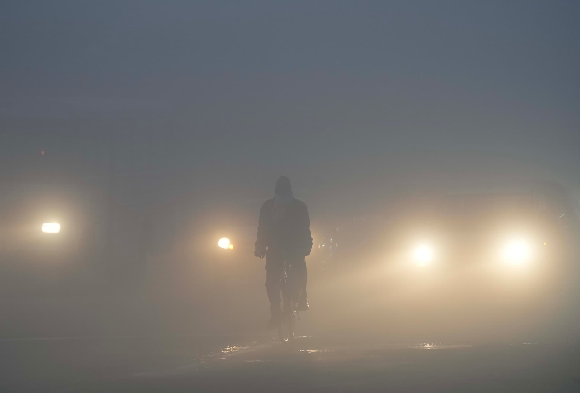 कोहरे की चादर में लिपटा उत्तर भारत, दिल्ली की सड़कों पर जीरो विजिबिलिटी, देखें वीडियो