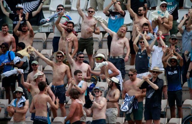 जीत के जश्न में कीवी फैंस भूल गए सारी मर्यादा, मैदान पर शर्टलेस होने पर न्यूजीलैंड के खिलाड़ी ने अब मांगी माफी