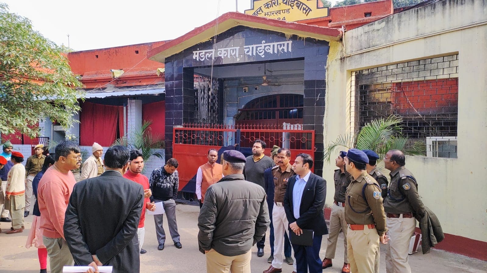 चाईबासा जेल में तीन घंटे तक तलाशी, सुरक्षा बढ़ाने व महिला बैरक बेहतर बनाने पर जोर