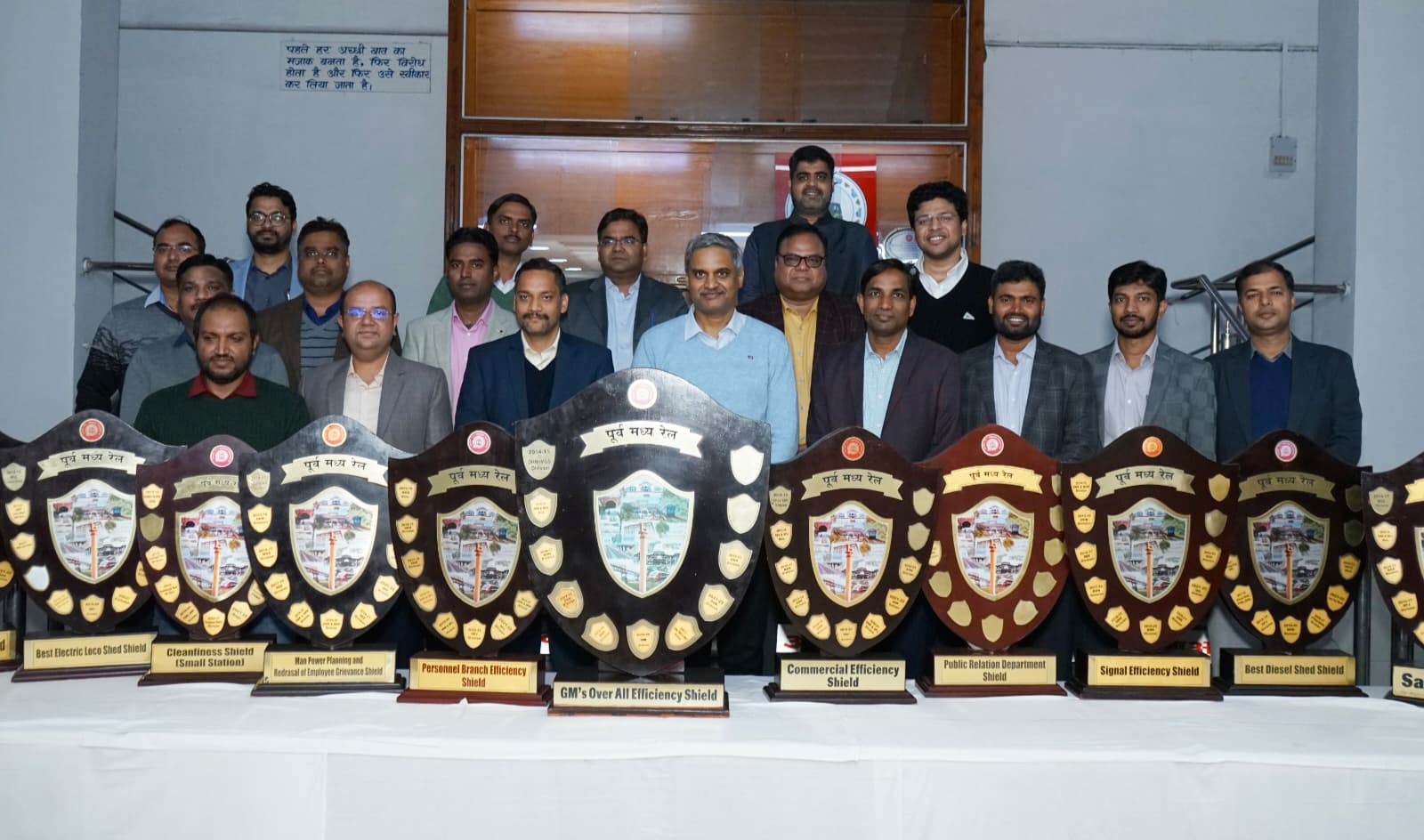 धनबाद रेल मंडल के विभिन्न विभागों को बेहतर काम के लिए मिले 19 शील्ड