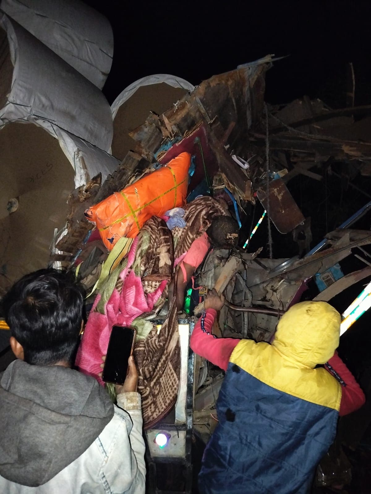 पूर्वी सिंहभूम : दो ट्रकों में भिड़ंत, स्टीयरिंग में फंस कर चालक की मौत, दो घायल