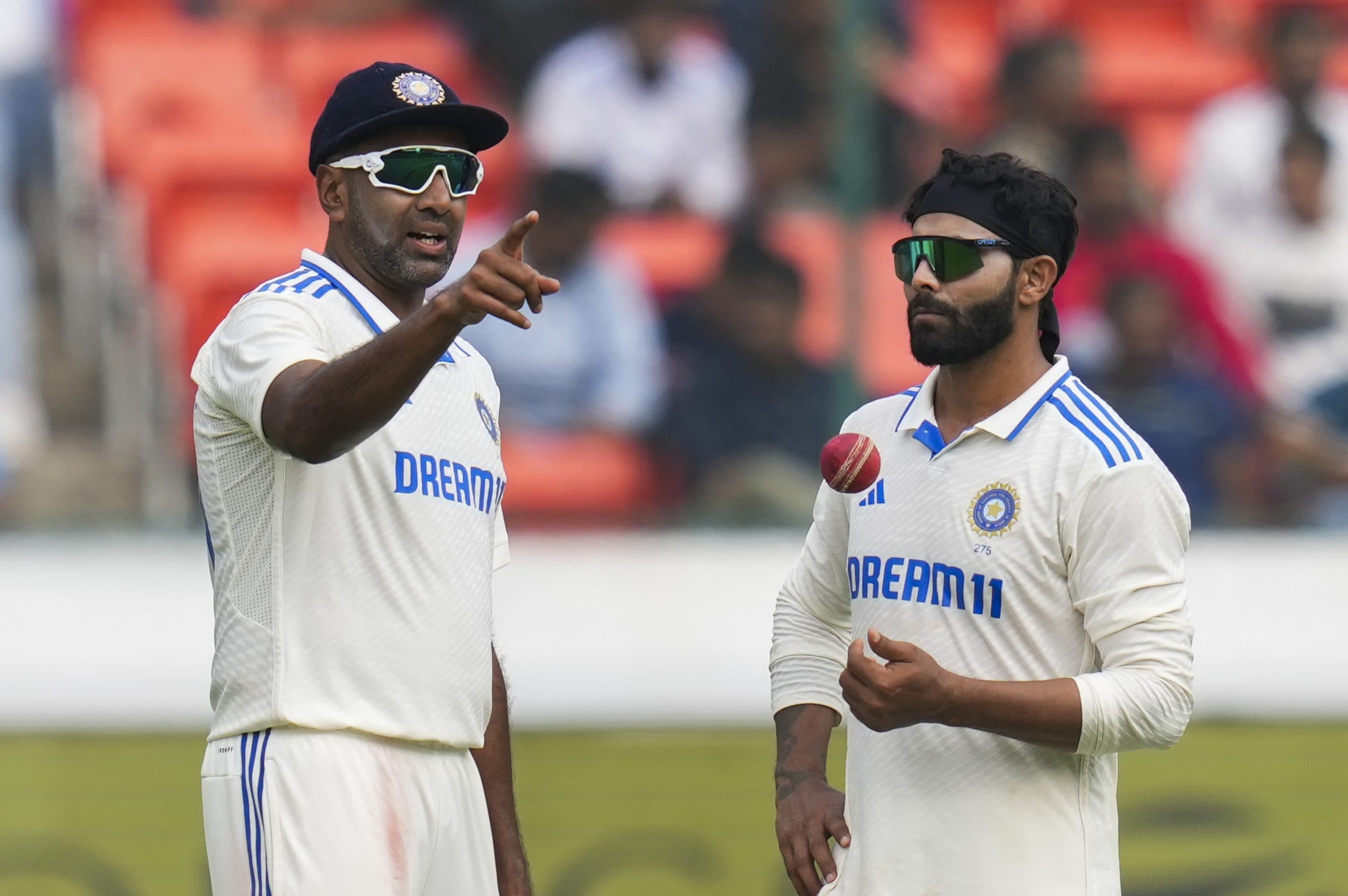 IND vs ENG: सुनील गावस्कर ने लगाई केविन पीटरसन की क्लास, हैदराबाद की पिच पर उठाए थे सवाल