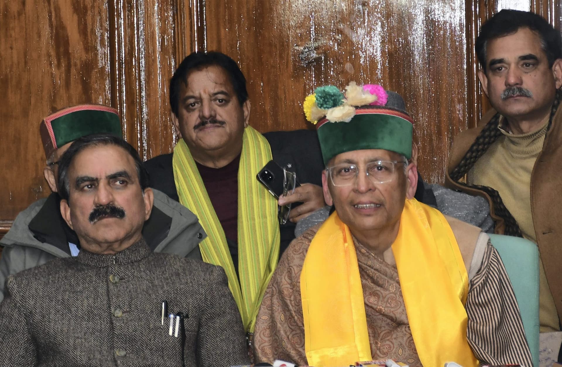 हिमाचल प्रदेश में गिर जाएगी कांग्रेस सरकार? मंत्री विक्रमादित्य सिंह ने दिया इस्तीफा
