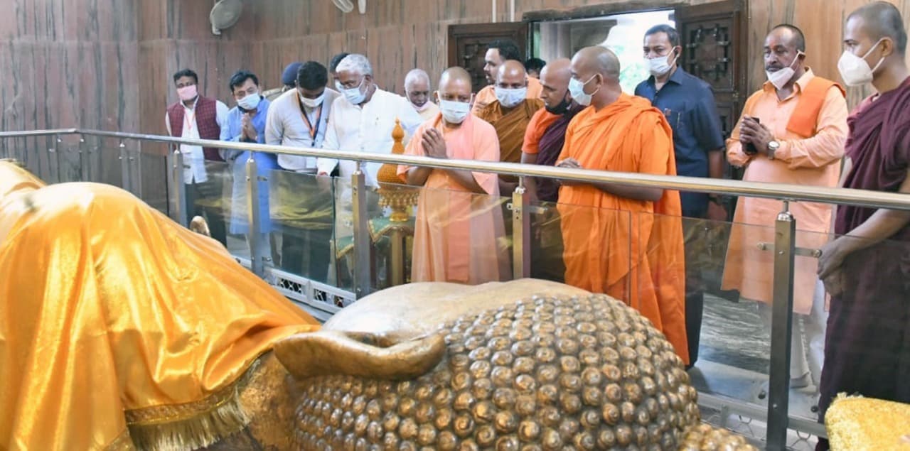 Kushinagar News: पीएम मोदी और मुख्यमंत्री योगी पहुंचे ‘बुद्धम शरणम्’, भगवान गौतम बुद्ध को किया नमन