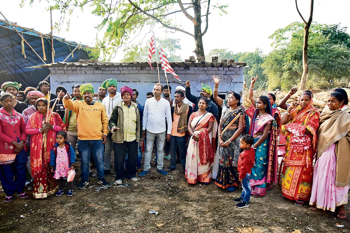 पारंपरिक हथियारों के साथ पहुंचे बिरसा सेना के लोग, विवादित भूमि पर लिखी वंशावली