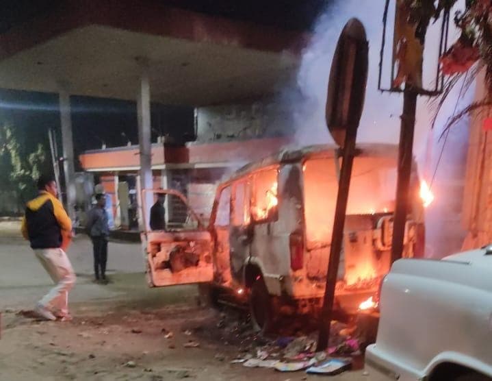 चाईबासा : पेट्रोल पंप के पास वाहनों में लगी आग, बड़ा हादसा टला