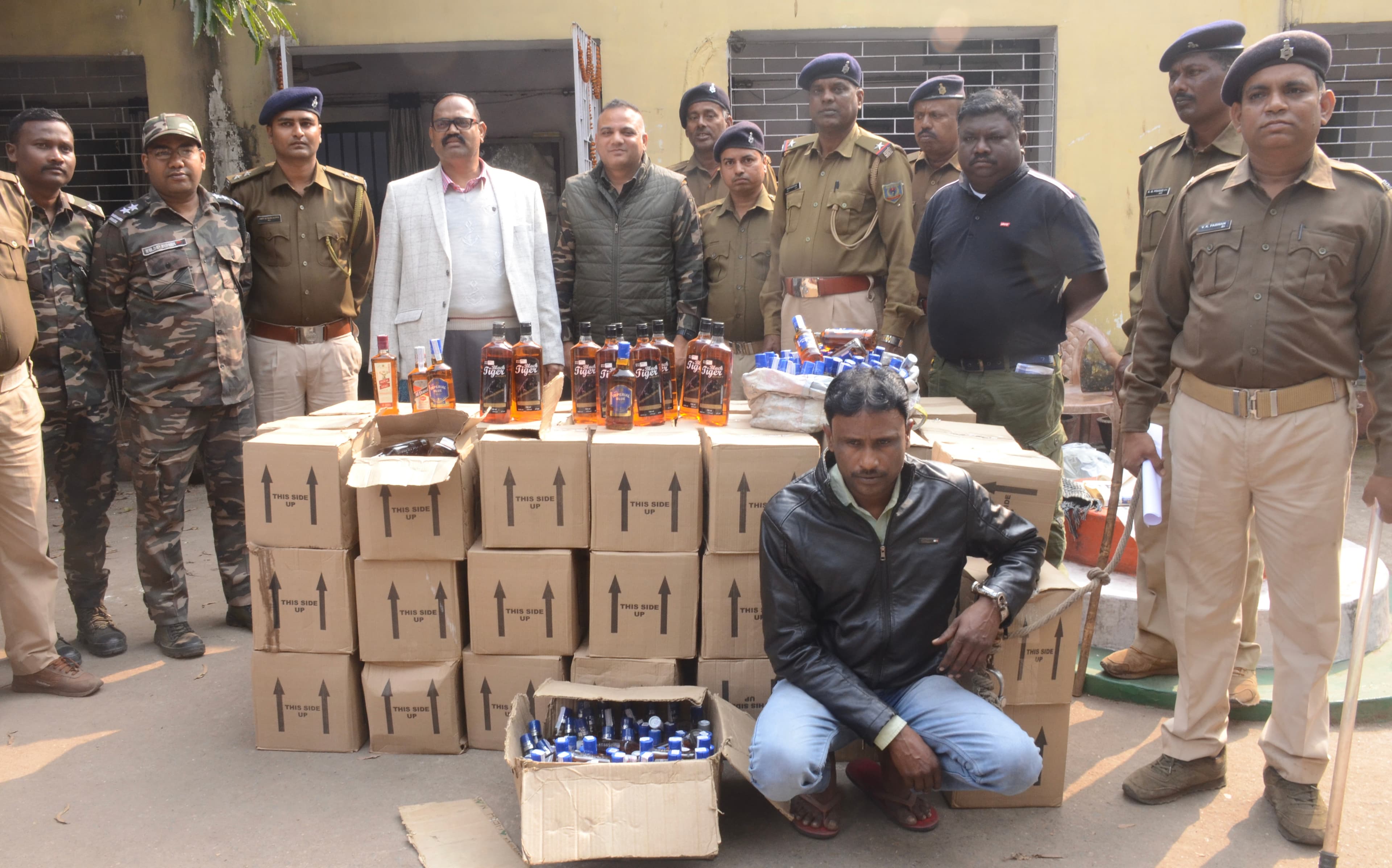 धनबाद : पंचेत से पांच लाख की नकली शराब पकड़ायी, एक गिरफ्तार