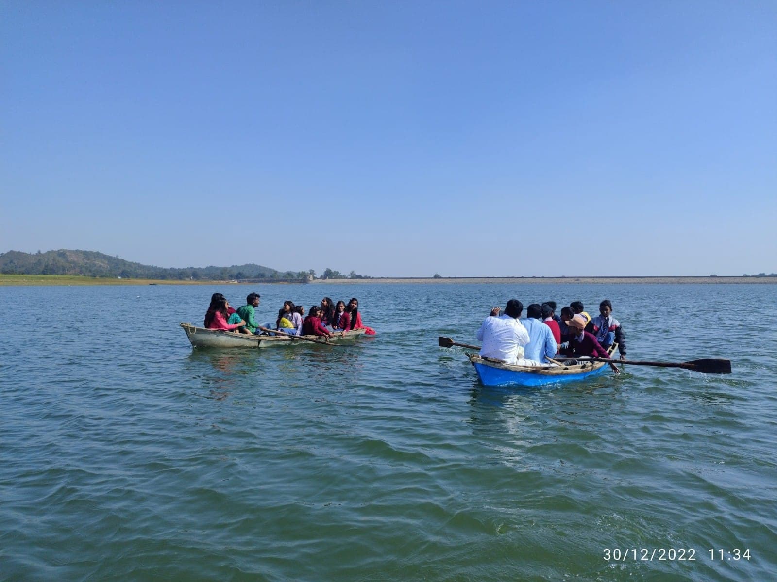 गढ़वा के पनघटवा डैम में नौका विहार का भी आनंद उठाते हैं पर्यटक