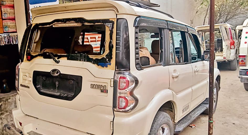 बिहार से शराब तस्करों का पीछा करते यूपी पहुंची उत्पाद टीम पर हमला, गाड़ी क्षतिग्रस्त, जान बचाकर भागी पुलिस