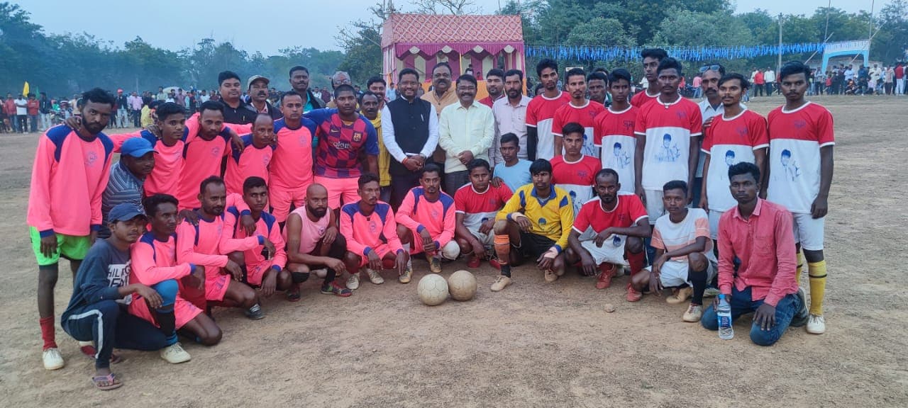 खरसावां : 16 टीमों के बीच फुटबॉल टूर्नामेंट आयोजित, एमजेसी रुगड़ीसाई को हरा टांगरानी एफसी बनी विजेता