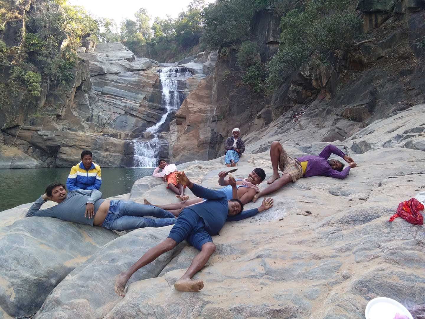 पहाड़ों से घिरा है लातेहार के पातम-डाटम जलप्रपात, पर्यटकों को लुभाता है ये दृश्य