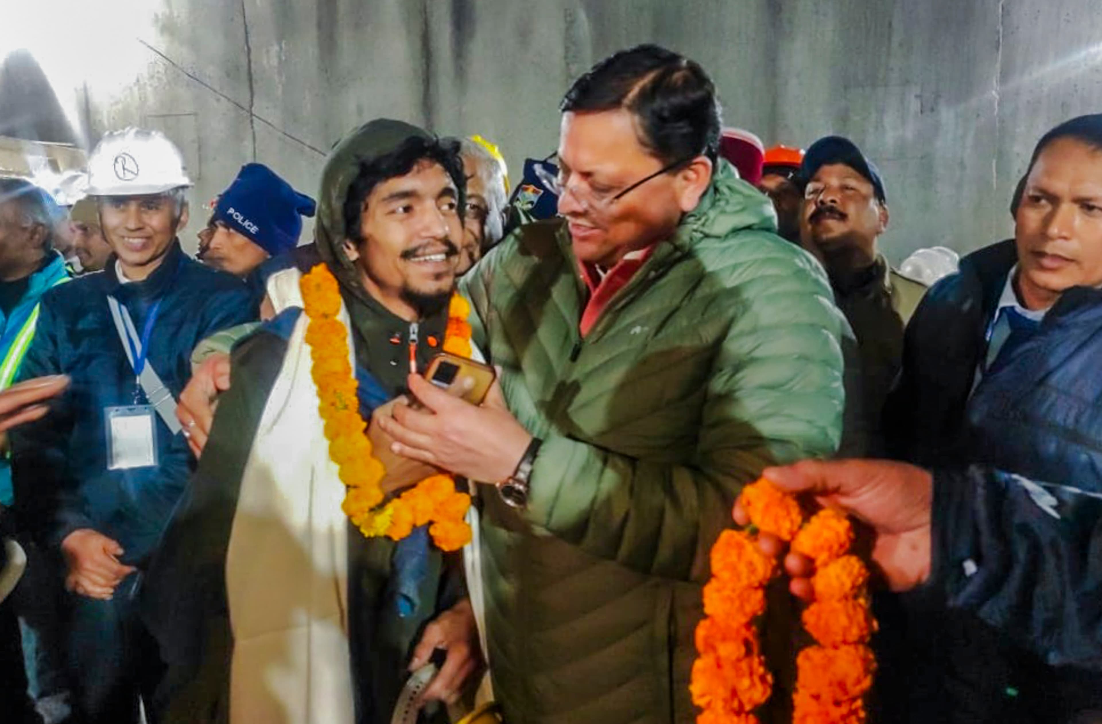 Uttarkashi Tunnel Collapse: जीत गई जिंदगी... सभी 41 मजदूर निकले बाहर, 17 दिन बाद पूरा हुआ रेस्क्यू ऑपरेशन