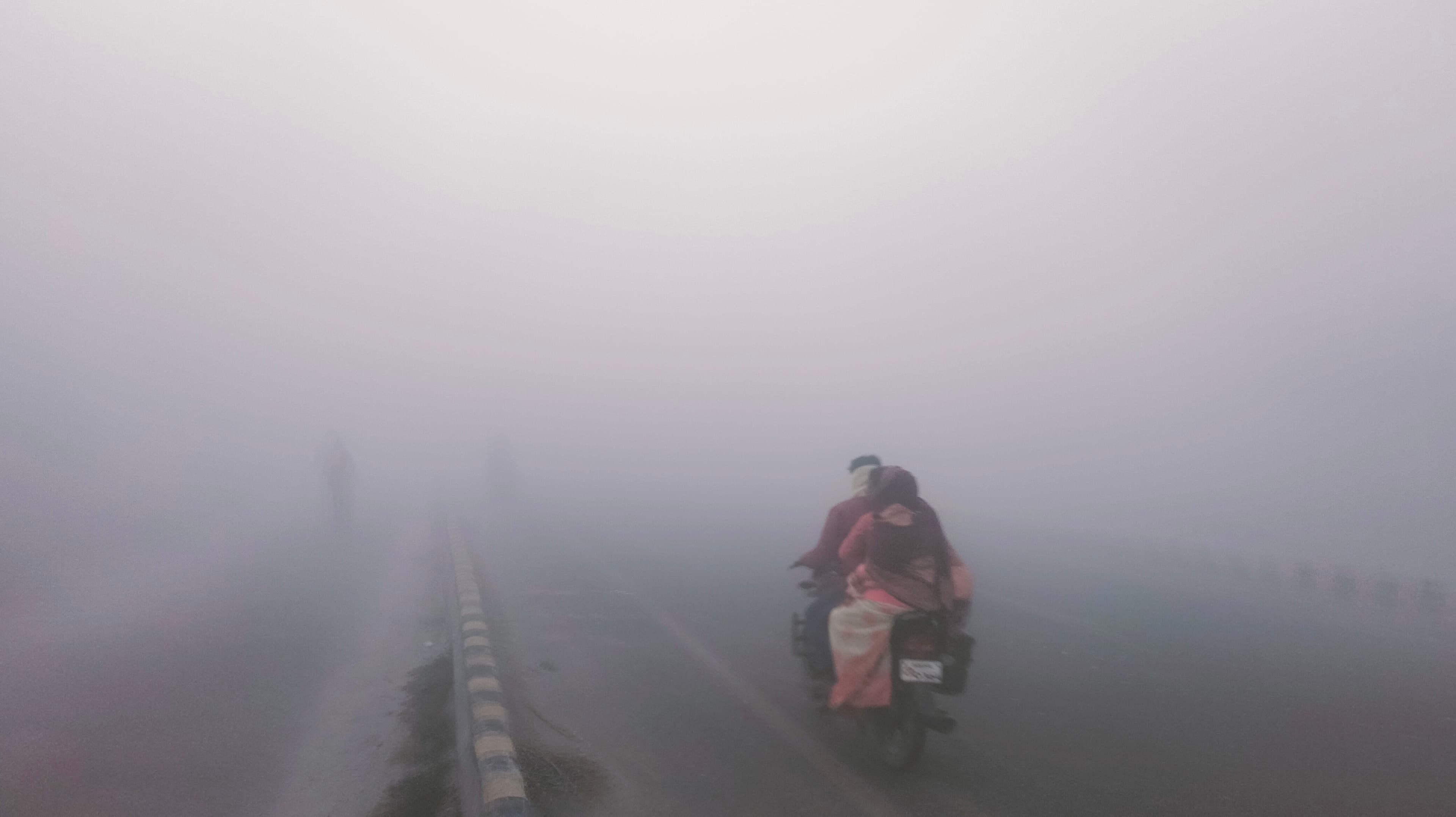 ठंड और कोहरे ने थामी रफ्तार, IGI एयरपोर्ट पर 53 उड़ानें कैंसिल, पटरियों पर रेंग रही हैं ट्रेनें