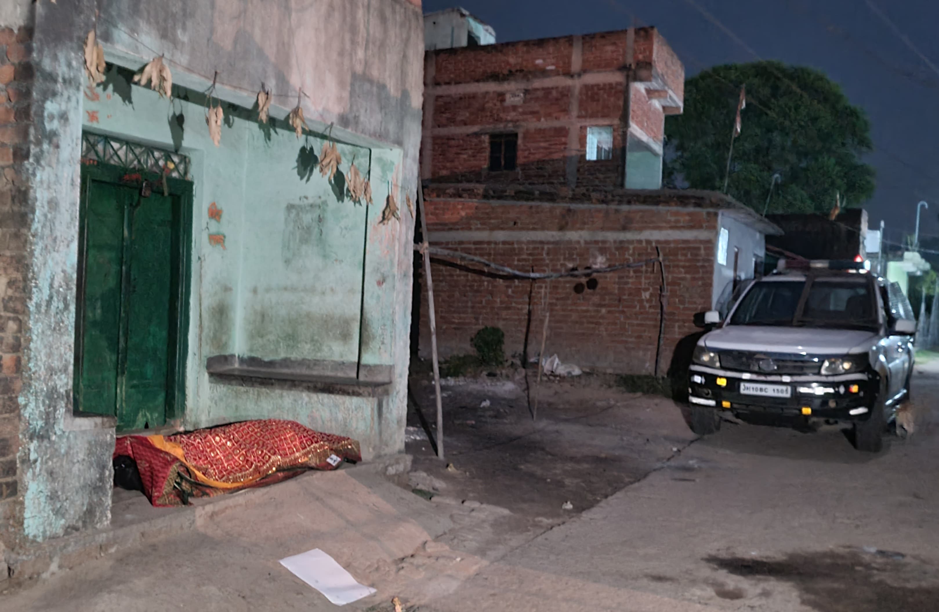 धनबाद : राजगंज में दरवाजे पर मिली बहू की लाश, ससुराल वाले फरार, जानें क्या है मामला