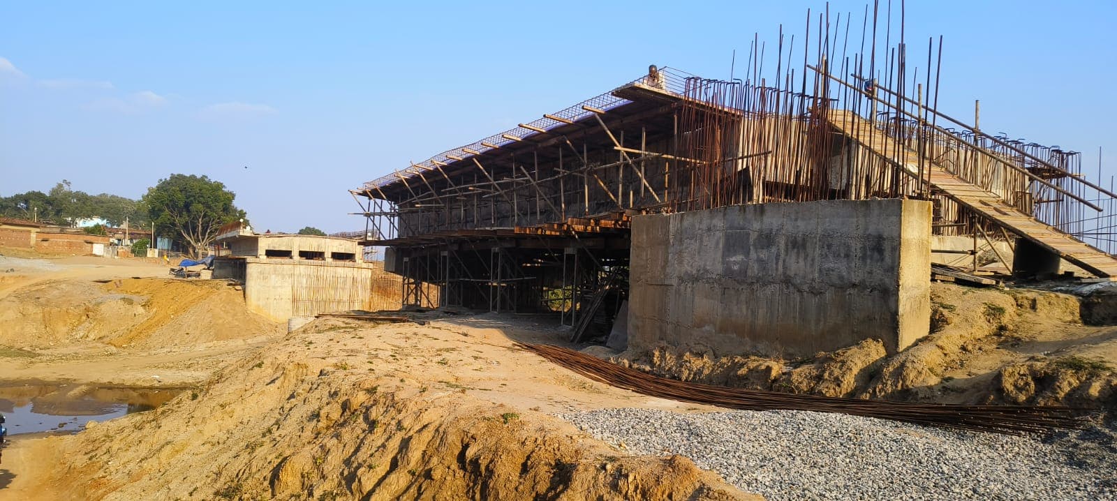 गिरिडीह : 4 वर्ष में पूरा नहीं पुल निर्माण, लोगों की बढ़ी परेशानी, अरगा नदी पर बन रहा है पुल