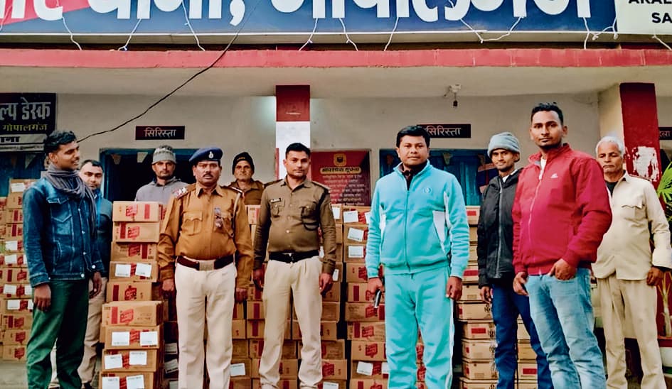 गोपालगंज में तीन करोड़ की शराब के साथ 3 ट्रक, लग्जरी कार व अन्य वाहन जब्त, 5 तस्कर गिरफ्तार