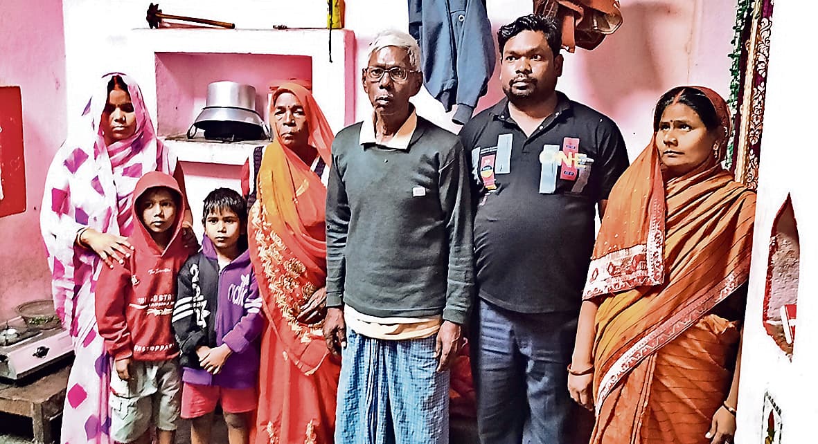 Uttarkashi Tunnel Rescue: सुरंग से सुरक्षित निकले रोहतास के सुशील कुमार, परिजनों के छलके आंसू, घर में जले दीपक