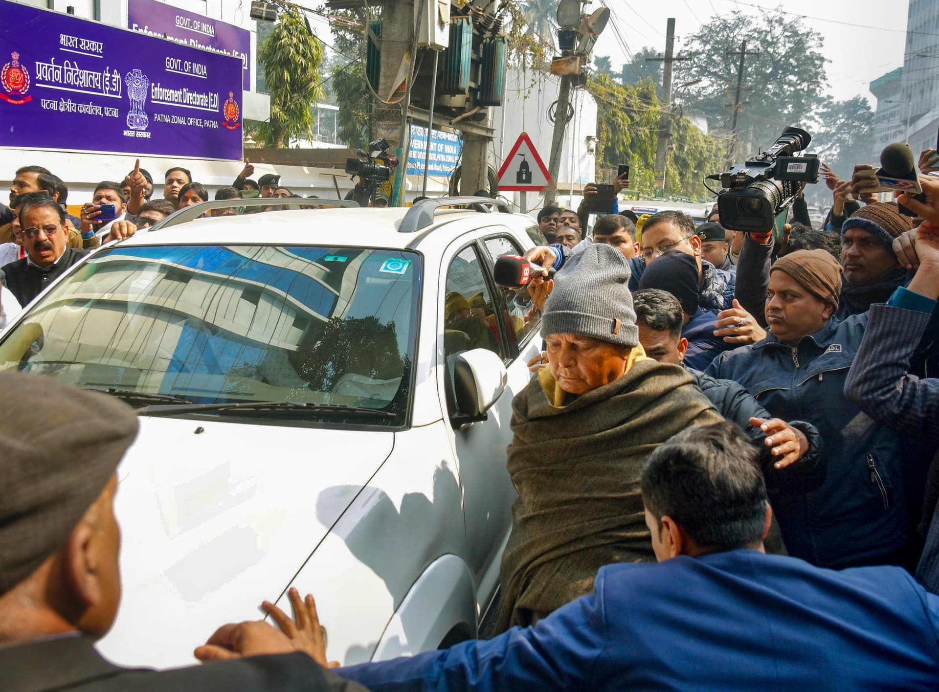 ‘अगर मेरे पापा को खरोंच आया तो..’ ED दफ्तर में लालू यादव के साथ ऐसा क्या हुआ कि रोहिणी ने दे दी चेतावनी?