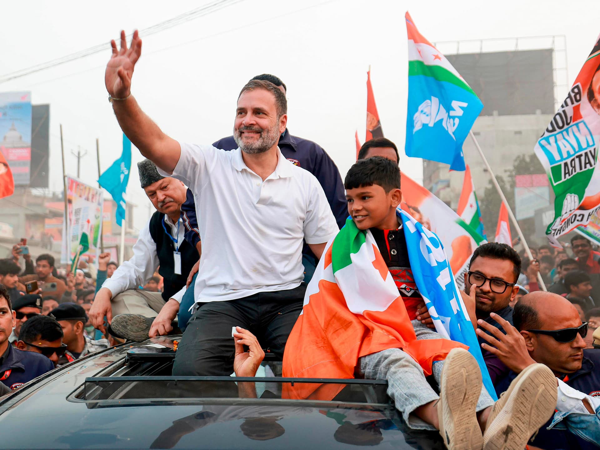 लाल जीप में बैठकर राहुल गांधी ने झारखंड में किया प्रवेश, मुख्यमंत्री व मंत्री हेलीकॉप्टर से पहुंचे पाकुड़
