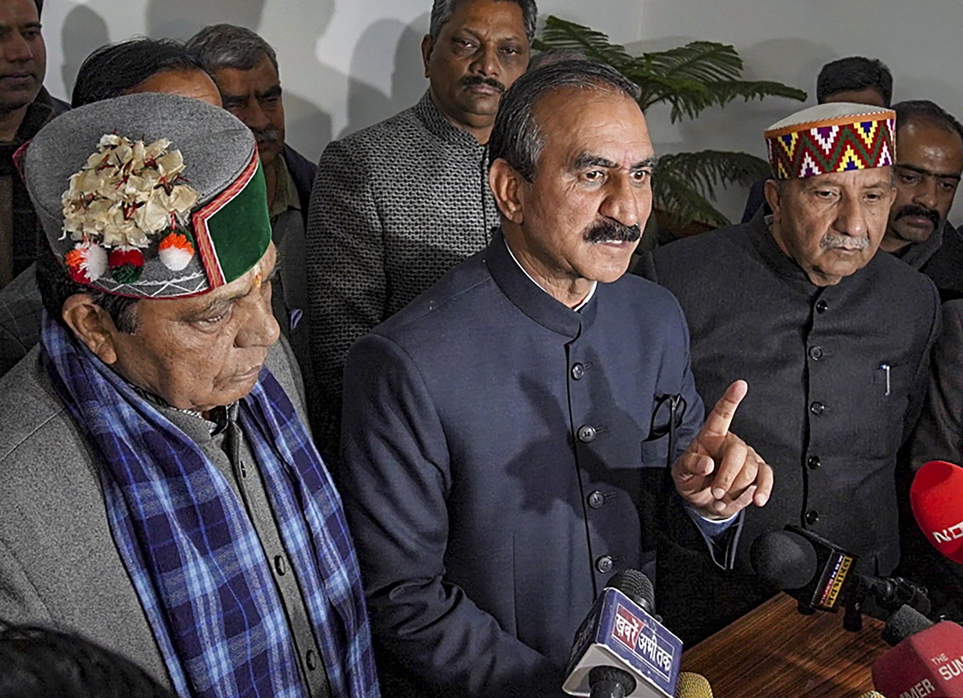 Congress : हिमाचल सीएम सुक्खू ने बागी विधायकों को कहा ‘काले सांप’, प्रतिभा सिंह ने भी दिया बड़ा बयान