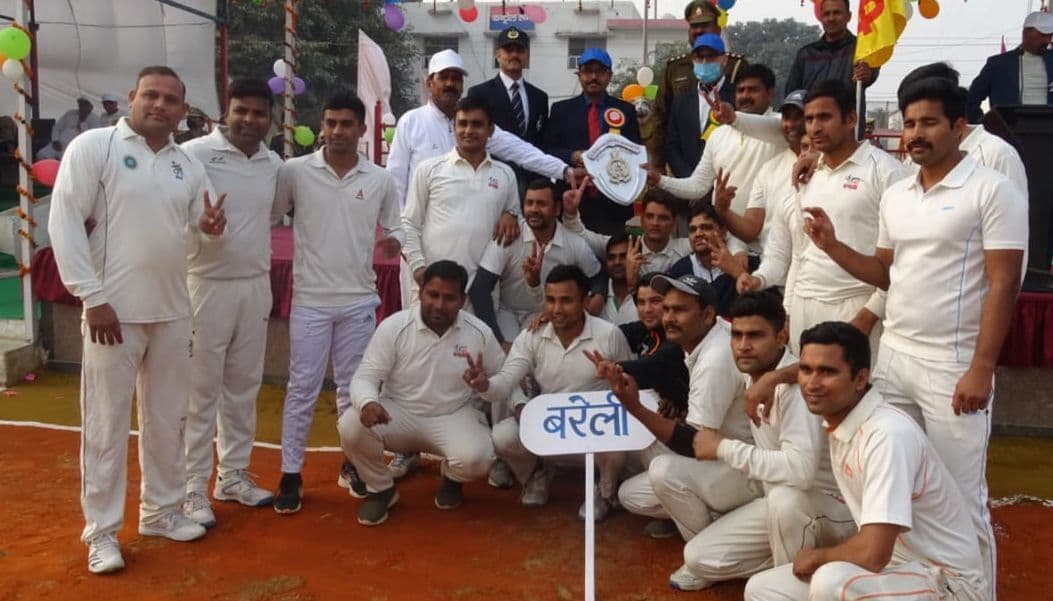 Bareilly News: बरेली पुलिस क्रिकेट टीम का ट्रॉफी पर कब्जा, रामपुर को हराकर फाइनल मैच जीता