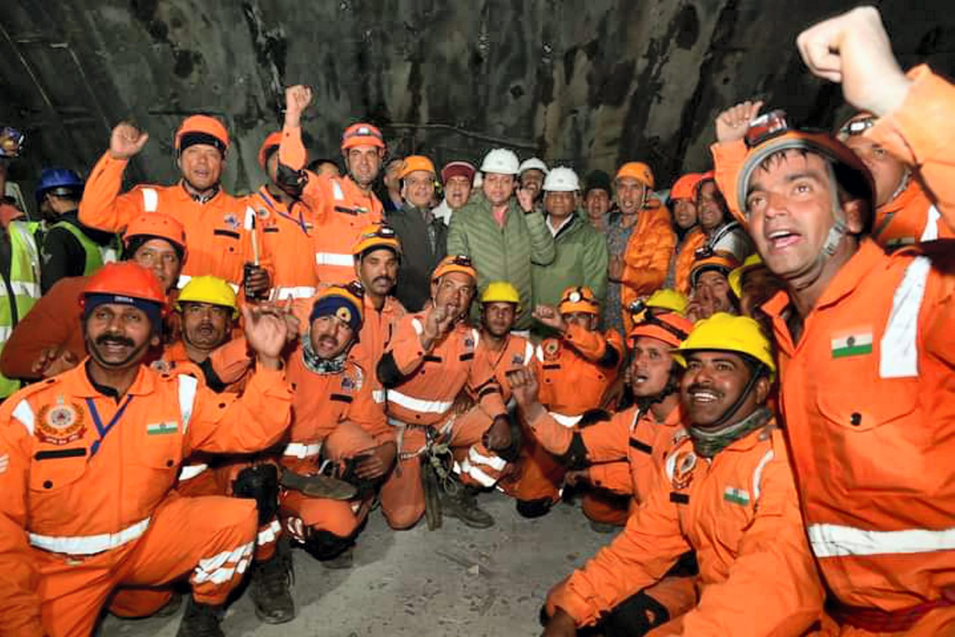 उत्तराखंड में सुरंग में फंसे ओडिशा के पांच श्रमिकों में से चार अपने प्रदेश लौटे,एयरपोर्ट पर भव्य स्वागत