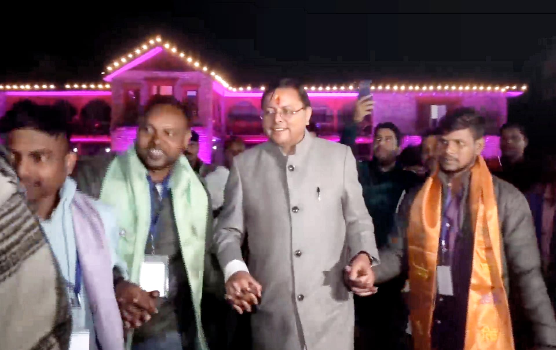 सुरंग से बाहर आए मजदूर तो खुशी में जमकर थिरके मुख्यमंत्री धामी, आवास पर मनाया इगास बग्वाल’, देखें वीडियो