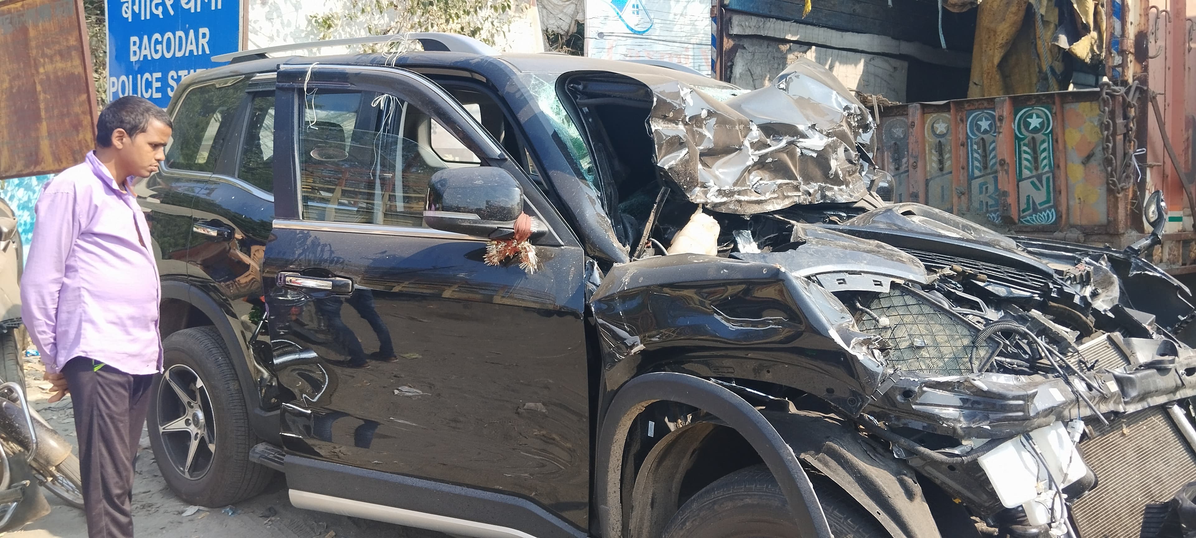 गिरिडीह : टैंकर से टकरायी स्कार्पियो, महिला समेत छह घायल