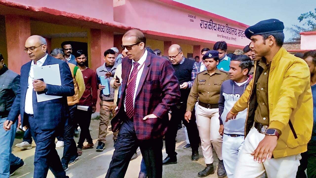 PHOTOS: सीतामढ़ी में KK Pathak का कड़क अंदाज दिखा, हेडमास्टर सस्पेंड, मिड डे मील वाली एजेंसी पर 1 लाख जुर्माना