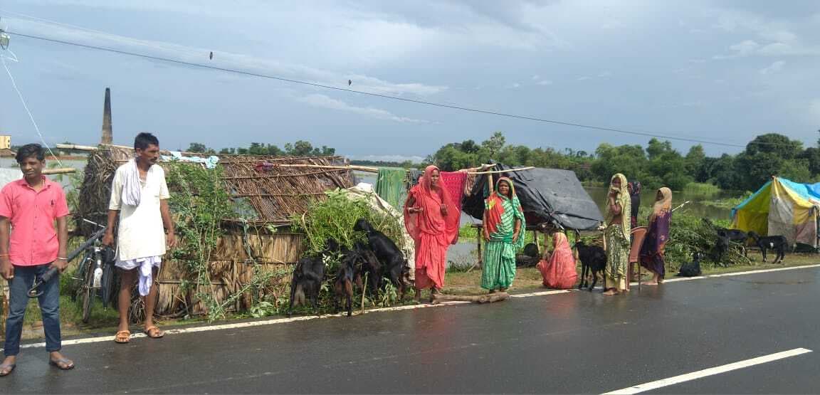 बाढ़ पीड़ितों का दर्द : एकाएक घर में घुसा पानी तो भागे, पांच साल का बेटा मचान पर रह गया