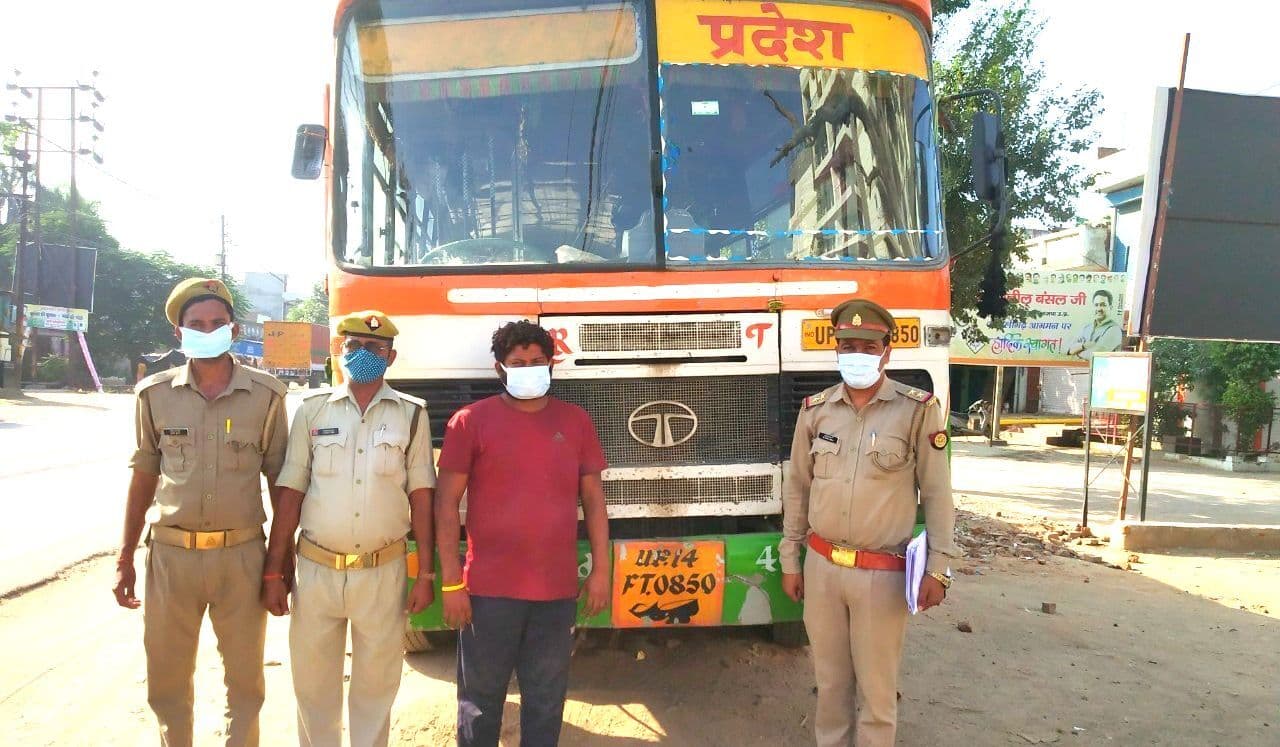 Aligarh News: प्राइवेट बस को पेंट करके बना दिया सरकारी, पुलिस चेकिंग में ड्राइवर की खुली पोल तो हुई गिरफ्तारी