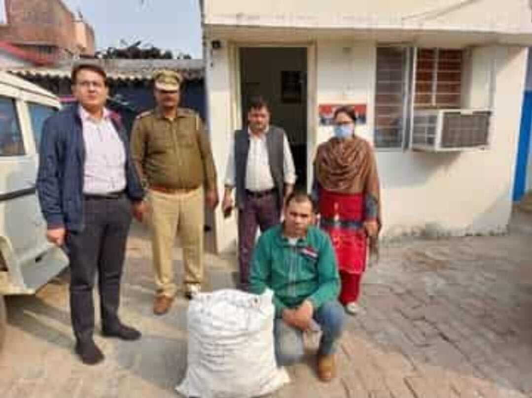 Bareilly News: दुकानदार के घर से प्रतिबंधित इंजेक्शन बरामद, जांच के लिए भेजा गया नमूना Bareilly News: दुकानदार के घर से प्रतिबंधित इंजेक्शन बरामद, जांच के लिए भेजा गया नमूना