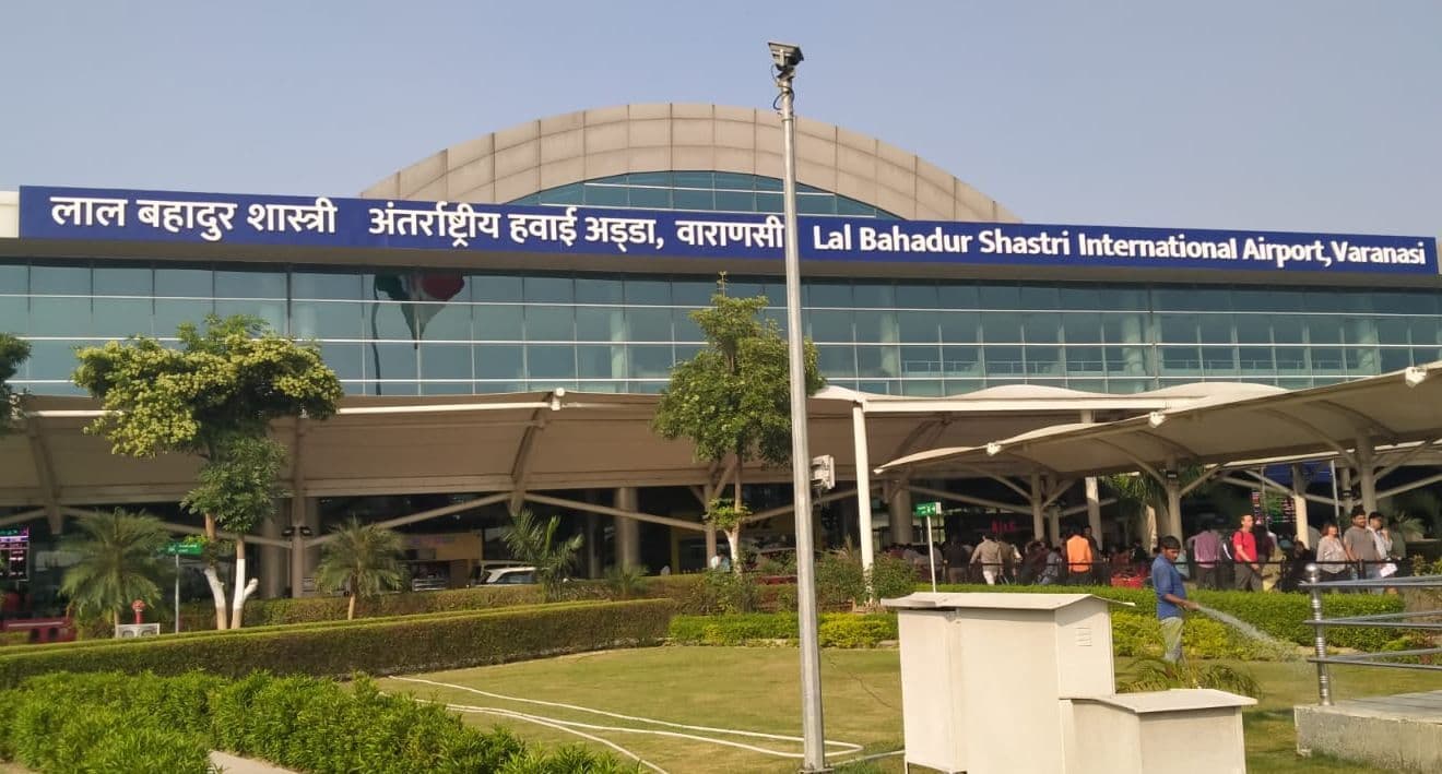 बीमार पिता को मुंबई ले जाने निकला परिवार, वाराणसी एयरपोर्ट के पोर्टिको में छूट गया साथ बीमार पिता को मुंबई ले जाने निकला परिवार, वाराणसी एयरपोर्ट के पोर्टिको में छूट गया साथ