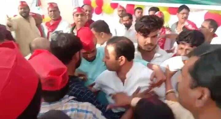 Hardoi News: मंच पर भिड़े सपा के प्रदेश सचिव और जिलाध्यक्ष, सोशल मीडिया पर वीडियो हो गया वायरल