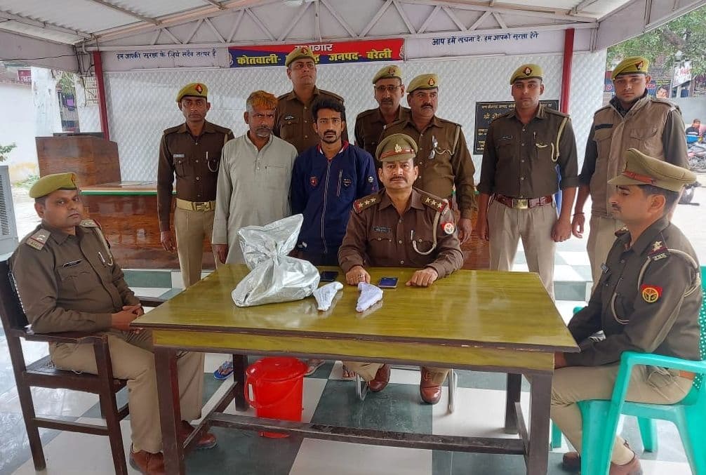 Bareilly News: बरेली में गोकशी से पहले दो तस्कर गिरफ्तार, अवैध तमंचा और उपकरण भी बरामद, भेजे गए जेल