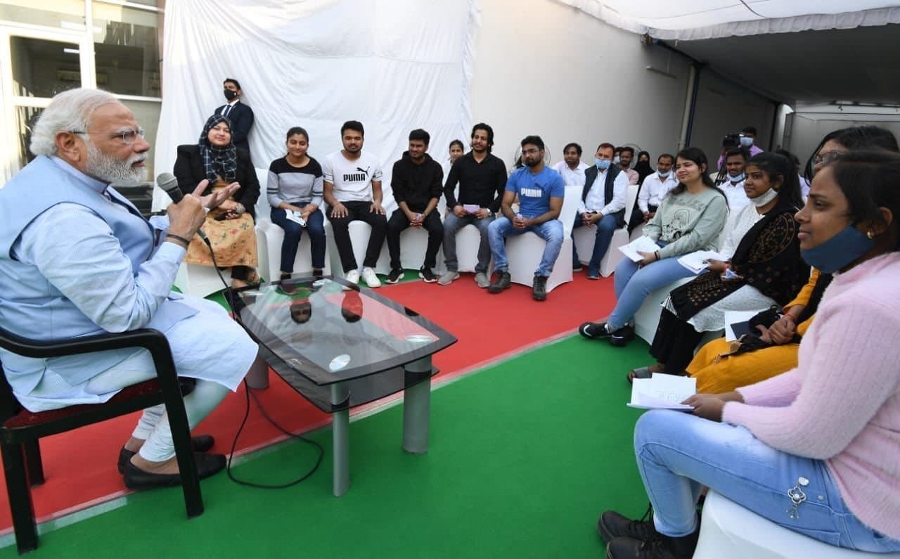 चुनावी अभियान से पहले काशी में यूक्रेन से लौटे स्टूडेंट्स से मिले PM मोदी, छात्रों ने सुनाई आपबीती
