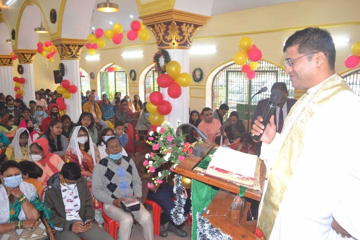 Christmas 2021: काशी में क्रिसमस की धूम, चर्च में प्रार्थना सभा आयोजित, लोगों ने एक-दूसरे को दी बधाई