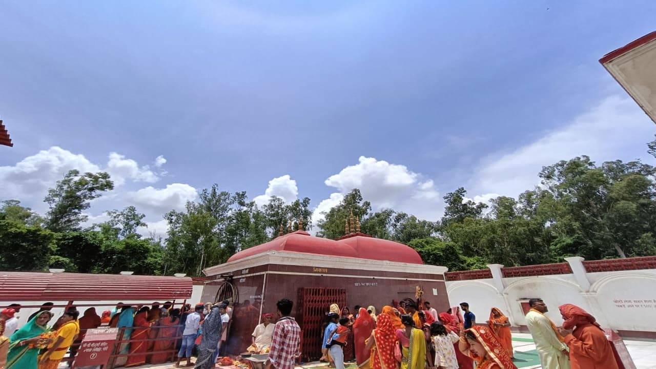 बिहार: गोपालगंज के इन मंदिरों में नए साल पर करें पूजा, नेपाल और UP से भी पहुंचते हैं भक्त, देखें तस्वीरें