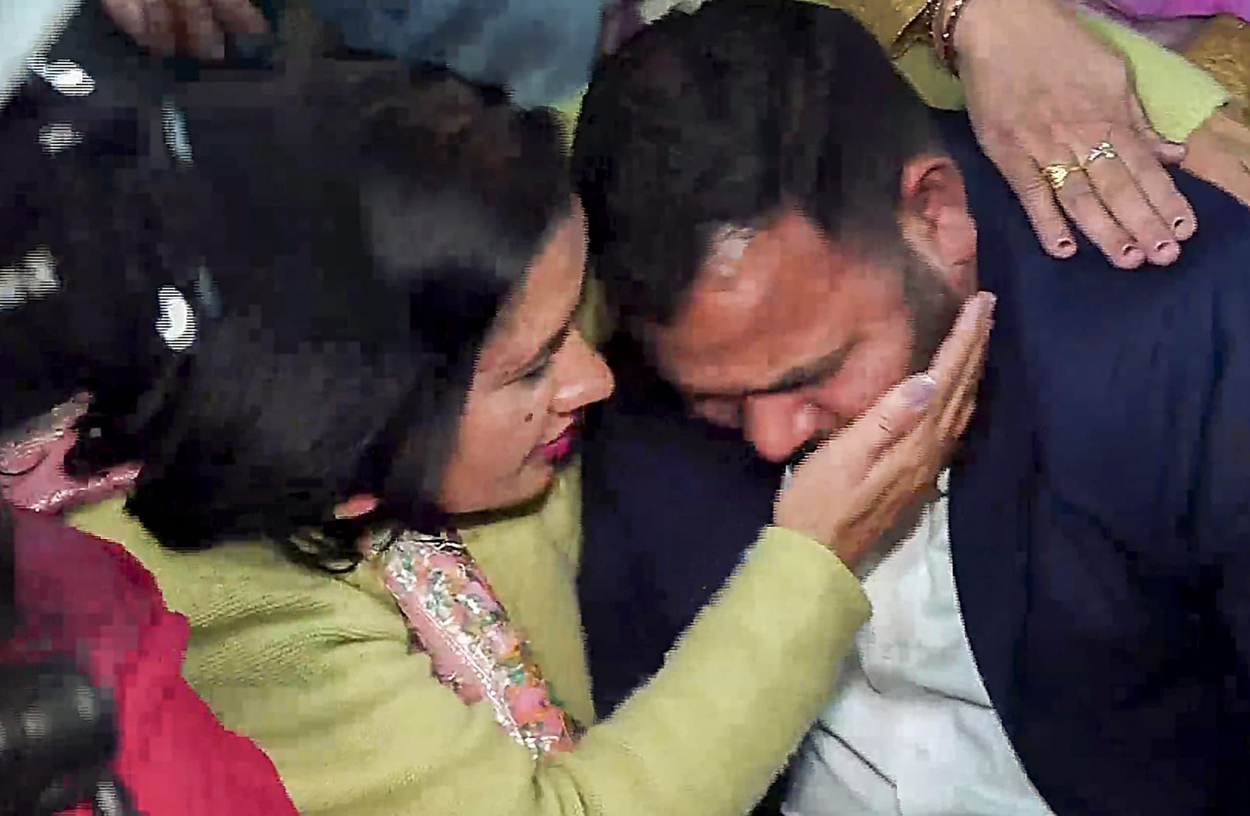 चंडीगढ़ मेयर चुनाव के रिजल्ट के बाद हंगामा, कांग्रेस कार्यकर्ताओं को टांगकर ले गई पुलिस, सामने आया वीडियो