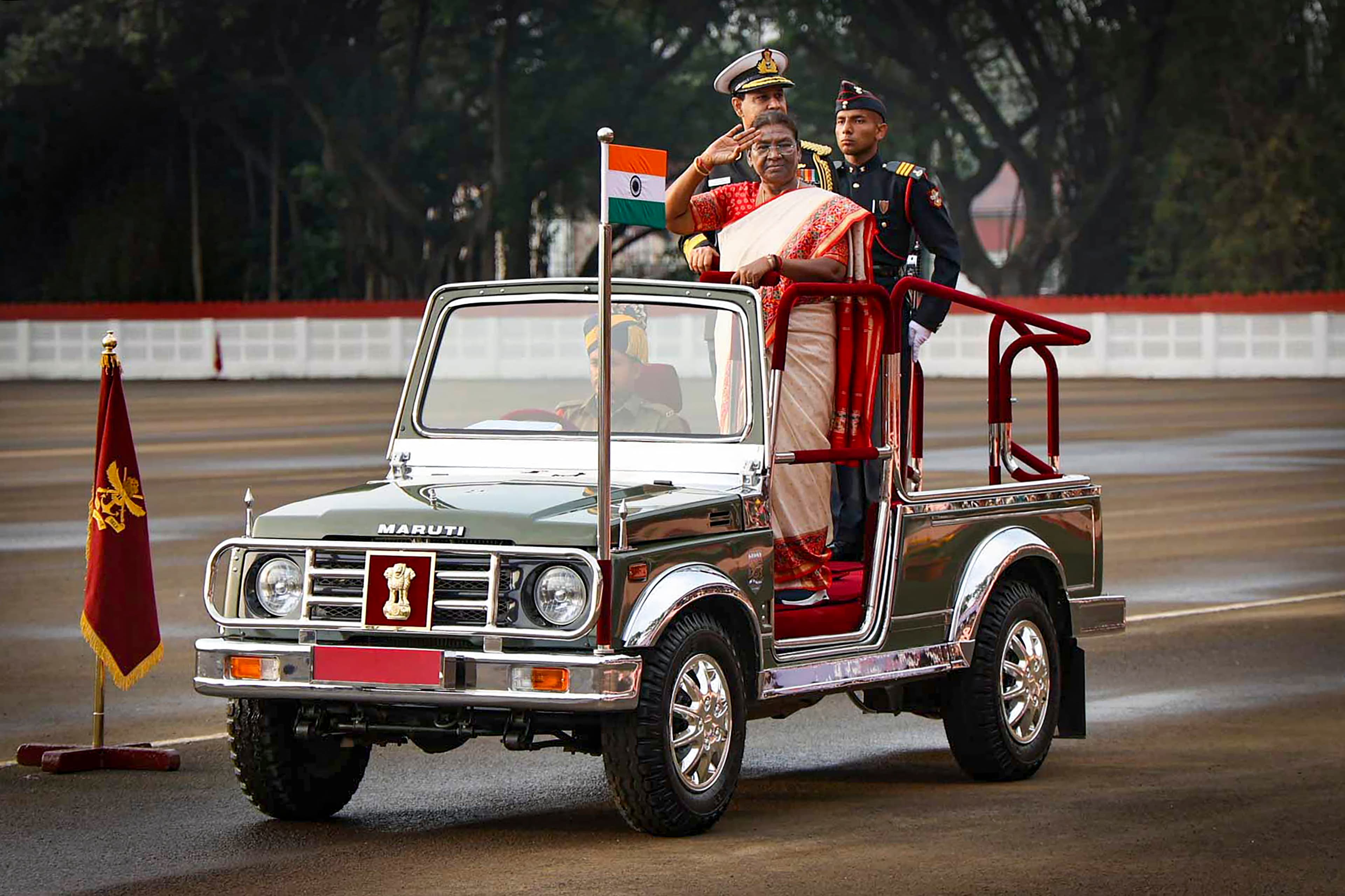 राष्ट्रपति द्रौपदी मुर्मू ने NDA पासिंग आउट परेड का किया निरीक्षण, महिला कैडेट की सराहना की