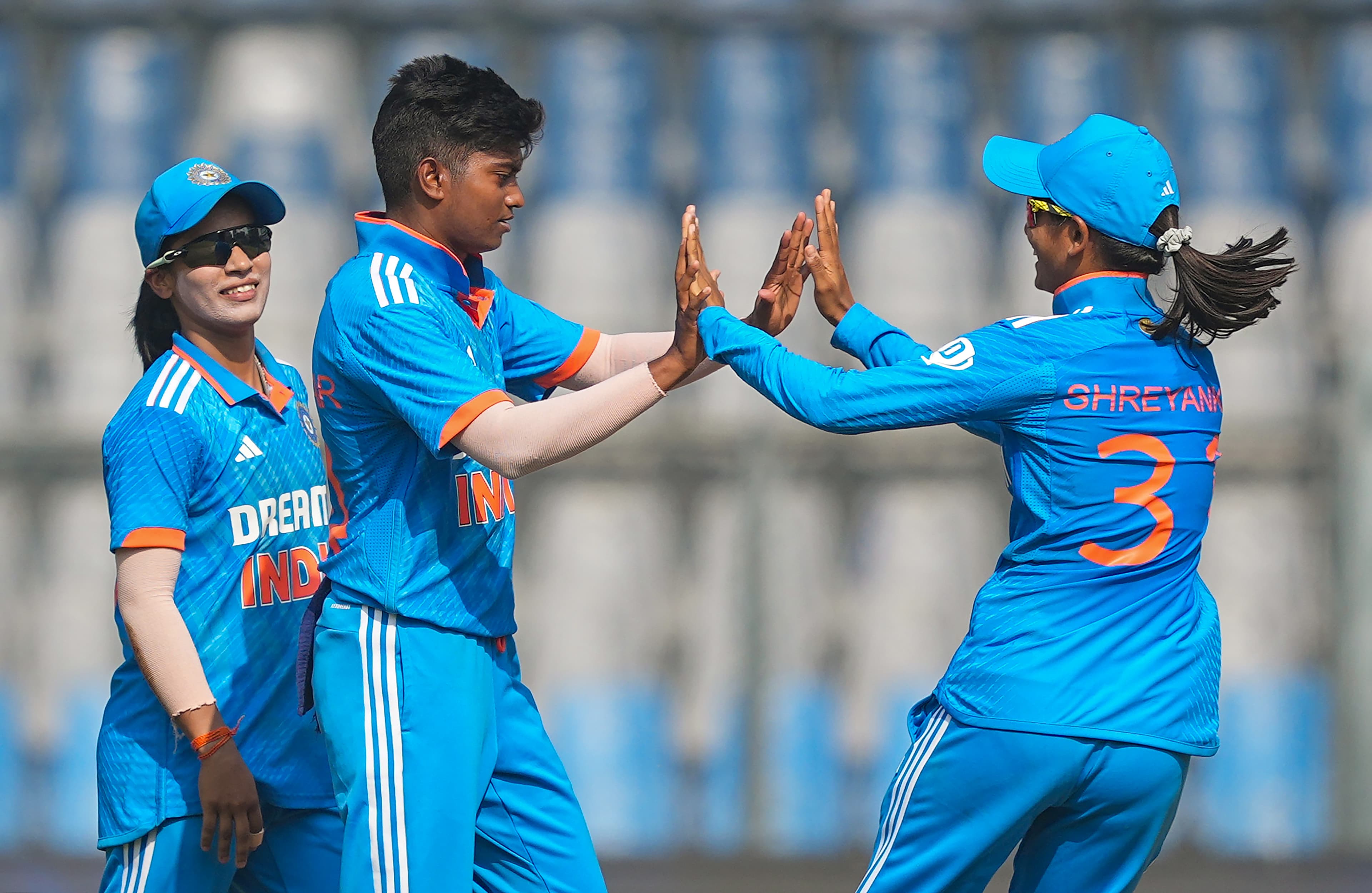 INDW vs AUSW ODI: भारत ने ऑस्ट्रेलिया को 258 रन पर रोका, दीप्ति शर्मा ने 5 विकेट चटकाए