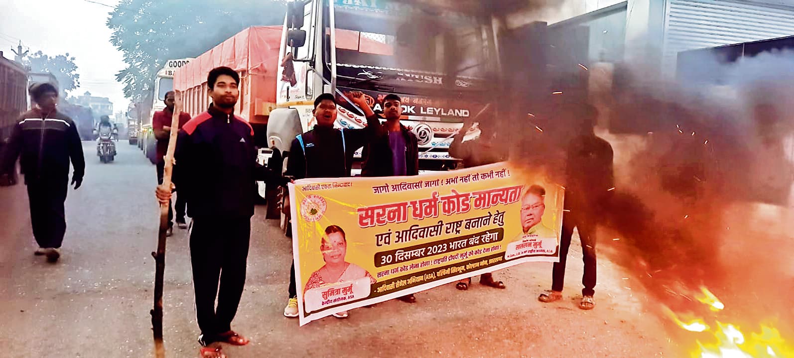 चाईबासा में बैनर-पोस्टर के साथ सड़क पर उतरे बंद समर्थक, रेल लाइन पर जमे प्रदर्शनकारी, 20 हिरासत में