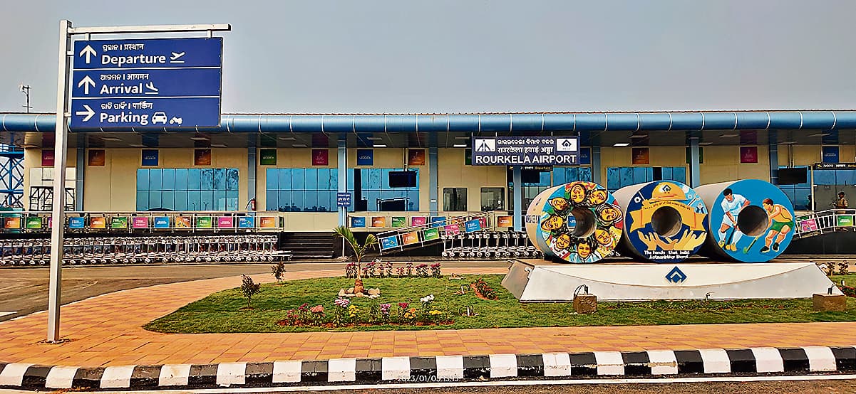 राउरकेला में विजिबिलिटी ने बढ़ाई यात्रियों की परेशानी, विमानों की नहीं हो रही लैंडिंग