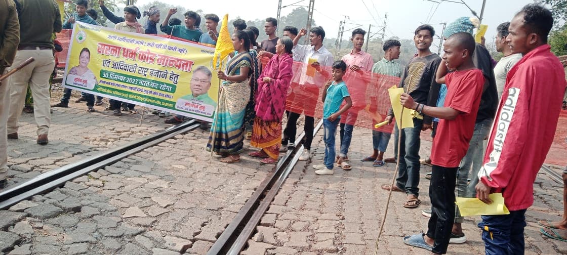 चाईबासा में सड़कों पर उतरे बंद समर्थक, 20 समर्थक हिरासत में