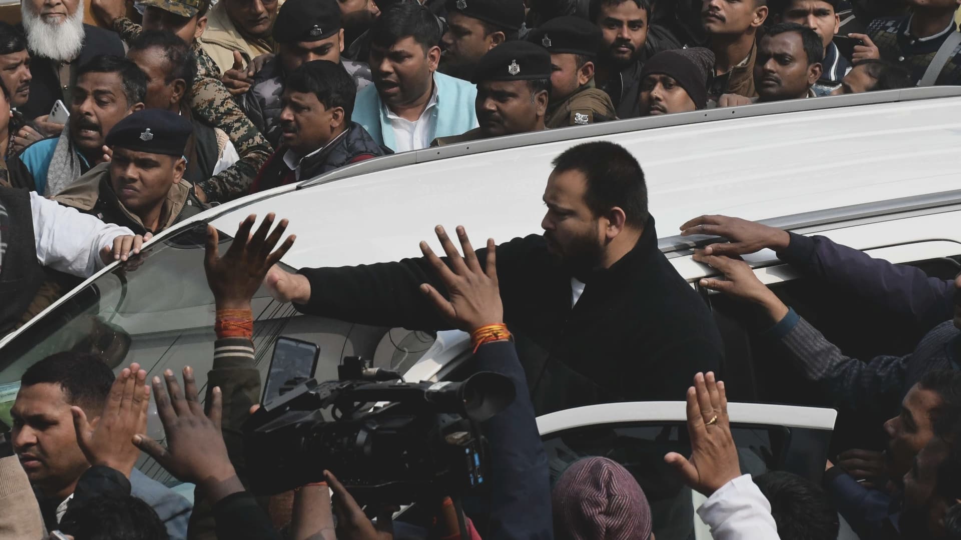तेजस्वी यादव साढ़े आठ घंटे बाद ED दफ्तर से निकले बाहर, पूछताछ में 12 अधिकारियों ने मांगे 60 सवाल के जवाब