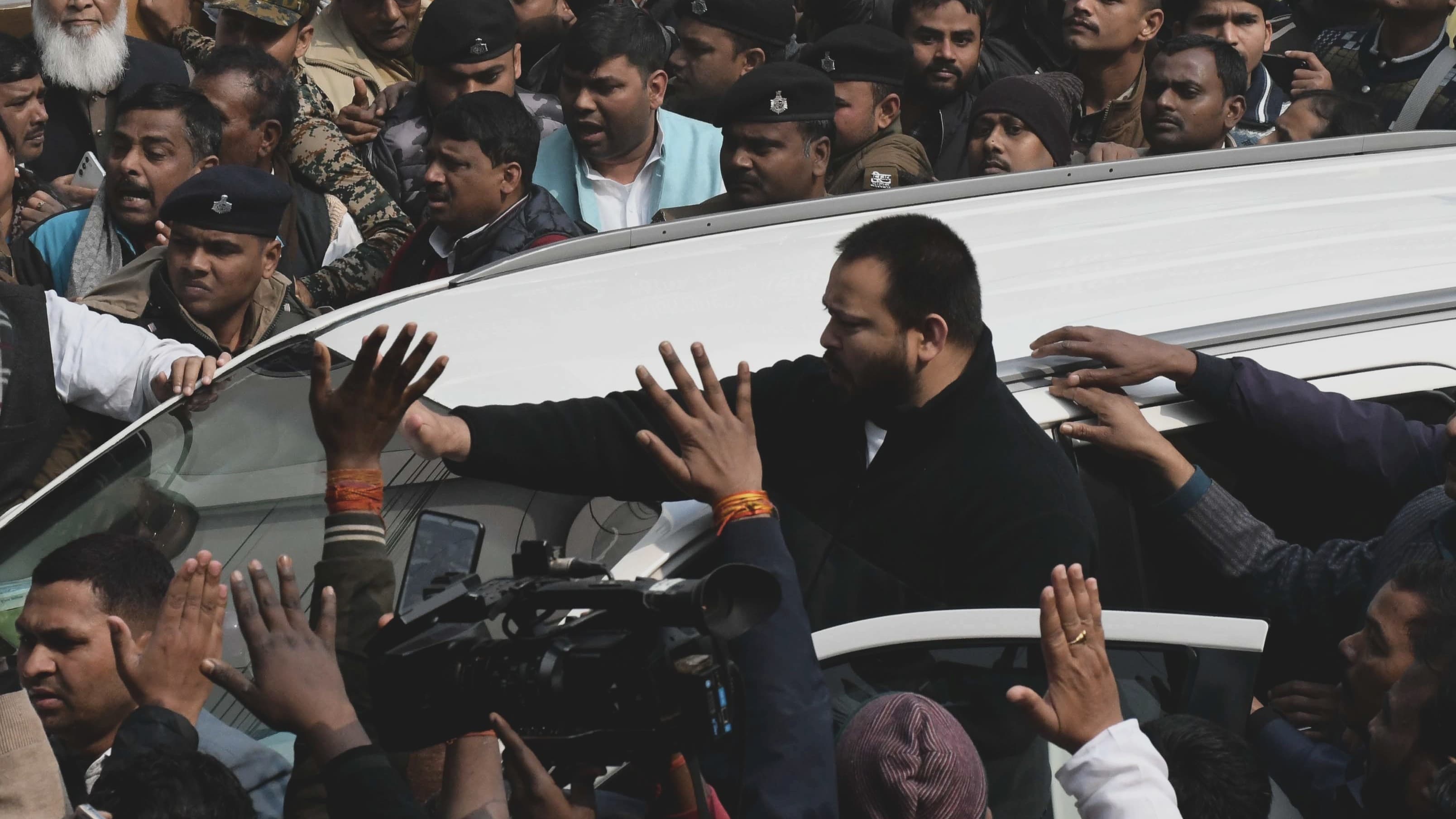 तेजस्वी यादव साढ़े आठ घंटे बाद ED दफ्तर से निकले बाहर, पूछताछ में 12 अधिकारियों ने मांगे 60 सवाल के जवाब