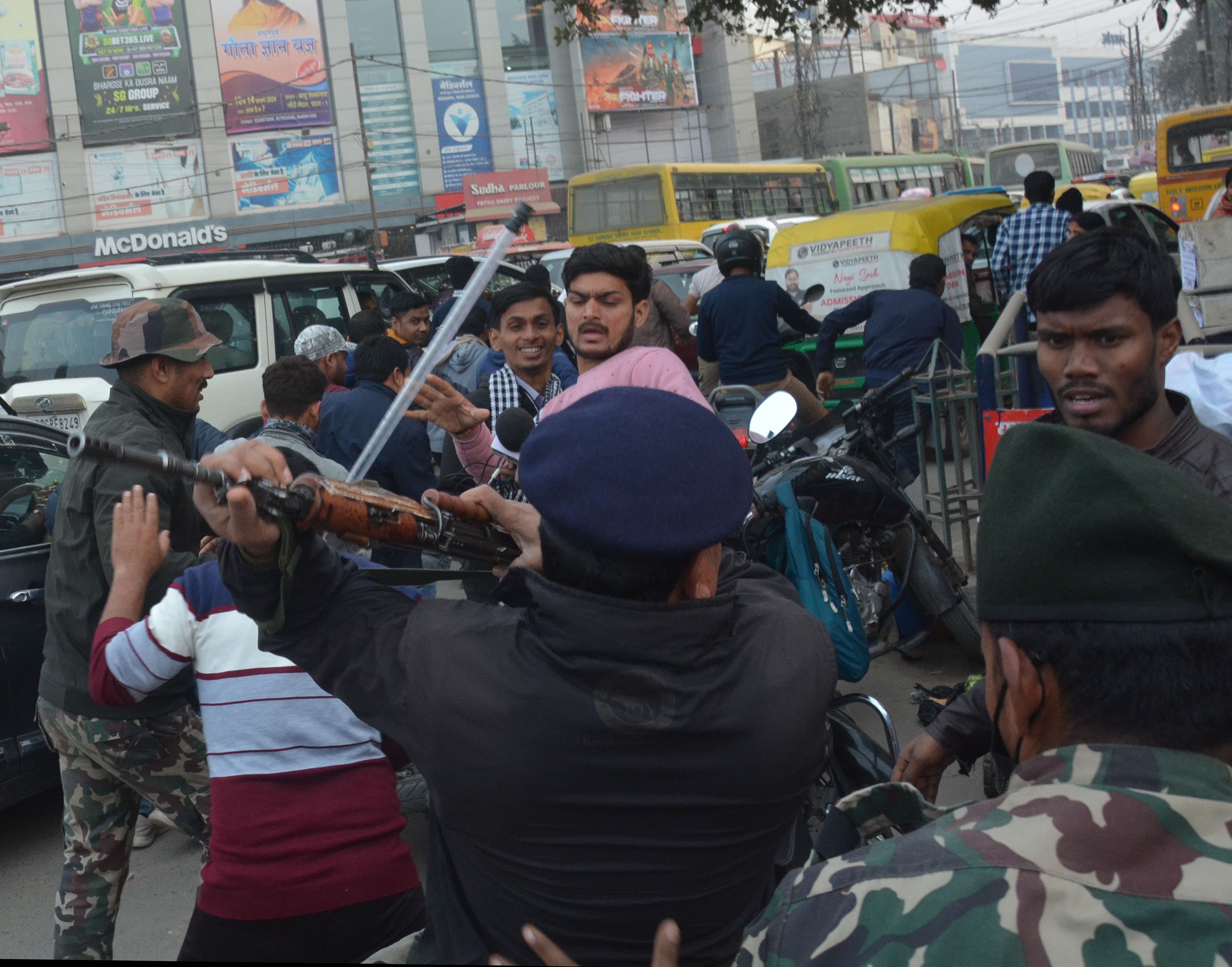 पटना में रेलवे भर्ती को लेकर छात्रों के प्रदर्शन की देखें PHOTOS, पुलिस ने दौड़ा-दौड़ाकर पीटा, किया लाठीचार्ज