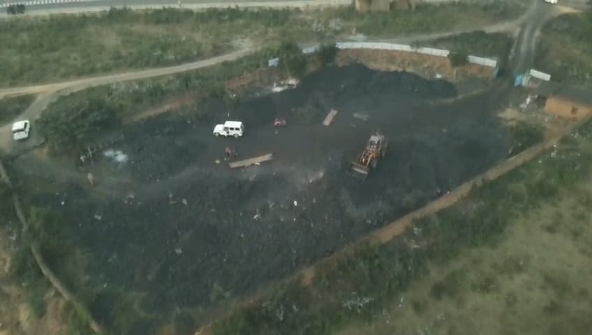 धनबाद : तेतुलमारी में अवैध डिपो से 200 टन से अधिक कोयला जब्त, प्राथमिकी दर्ज