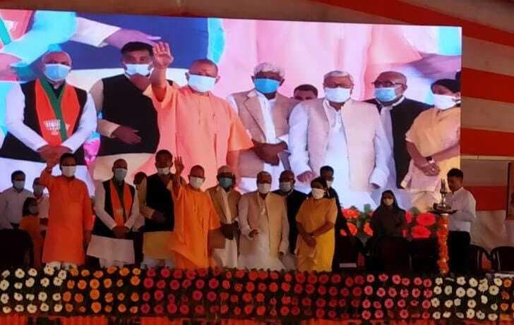 Diwali 2021: उत्तर प्रदेश के लोगों को दीपावली गिफ्ट, पेट्रोल-डीजल के दामों में 12-12 रुपए कमी का ऐलान